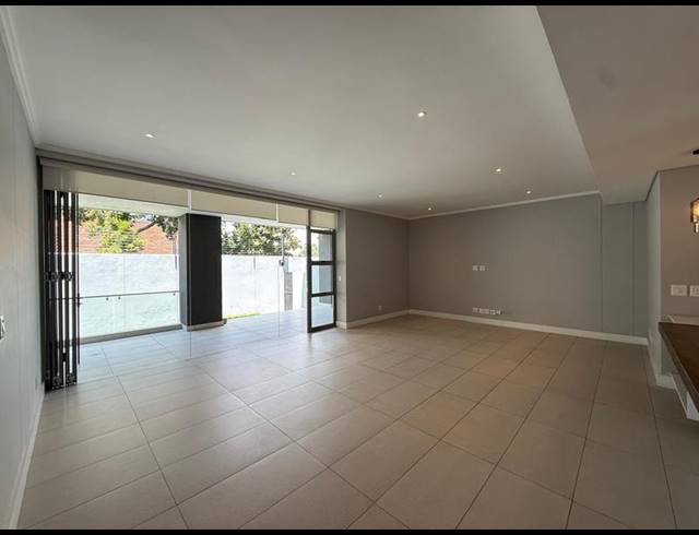 3 BEDROOM APARTMENT FOR SALE IN HYDE PARK